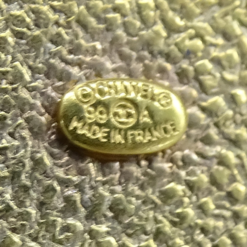 CHANEL Authentic Vintage Gold Brooch - Picture 7 of 8